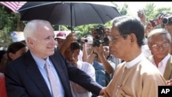 အငြိမ်းစား စတုတ္ထမြောက်ကာကွယ်ရေးဦးစီးချုပ်၊ ဗိုလ်ချုပ်ကြီး သူရတင်ဦး(ယာ) နှင့် အမေရိကန် အထက်လွှတ်တော်အမတ် ဂျွန်မက်ကိန်း။