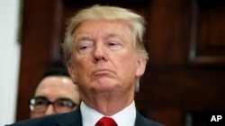 美国总统川普在白宫罗斯福厅参加有关签署医改政令的会议。(2017年10月12日)