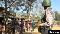 ရခိုင်ဒေသမှ လုံခြုံရေးယူနတေဲ့ စစ်သားတဦး (ဓာတ်ပုံ - AFP)