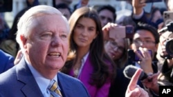 共和党籍资深参议员林赛·格雷厄姆(Lindsey Graham)周五在白宫外面接受媒体采访。