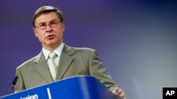 欧盟委员会执行副主席兼欧盟贸易专员瓦尔迪斯·东布罗夫斯基斯(Valdis Dombrovskis)在布鲁塞尔的一次会议上讲话。(资料照)