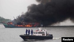 တရားမဝင်နိုင်ငံခြားငါးဖမ်းလှေတွေကို အင်ဒိုအစိုးရက ဖျက်ဆီးစဉ်