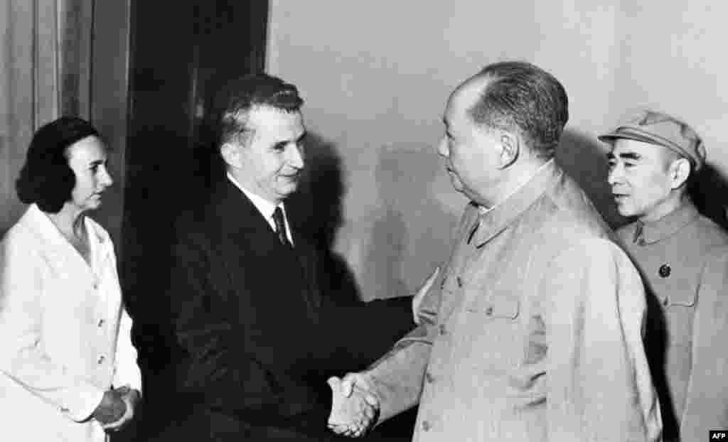 1971年6月,罗马尼亚国务委员会主席尼古拉·齐奥塞斯库和他的夫人埃琳娜在北京受到中国国家主席毛泽东和国防部长林彪的欢迎。林彪的秘书于运深说:“这次会见外宾后,林彪再也没有在公开场合露面。” 中国出版的《毛泽东最后七年风雨路》写道:毛泽东的摄影师“杜修贤听说,六月罗马尼亚共产党总书记齐奥塞斯库来华访问时,毛泽东指定林彪陪同接见。林彪开始推托身体不适,不去。毛泽东为此很不高兴,执意林彪一定出席。可林彪仍不想理会。后来叶群急了,下跪哭求,陈说利益,林彪才勉强答应。”根据熊向晖《我的情报与外交生涯》一书的记载, 1971年7月9日深夜,中国军队总参谋部二部副部长熊向晖向毛泽东汇报工作,毛抨击林彪的几个亲信在庐山捣鬼,后来又假检讨,搞阴谋,还说“有的人让自己的老婆当自己的办公室主任,这不是共产党的作风,是国民党的作风。”这显然是指林彪,林彪夫人叶群是林办主任。