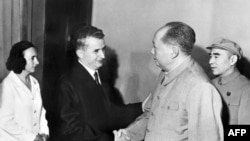 1971年6月,罗马尼亚国务委员会主席尼古拉·齐奥塞斯库和他的夫人埃琳娜在北京受到中国国家主席毛泽东和国防部长林彪的欢迎。