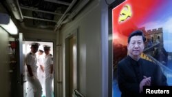 驻香港海军基地的中国海军士兵站在一艘挂有习近平画像的军舰内。(2016年7月1日)