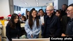 苹果首席执行库克今年第二度访问中国,此行拜访了社群平台微博工作团队。(取自库克@微博)