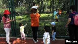 在北京一个公园里游玩的家长和儿童。(2021年6月1日)