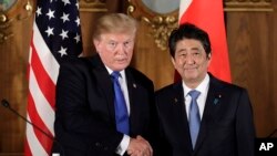 美国总统川普和日本首相安倍晋三在东京的记者会上(201711月6日)