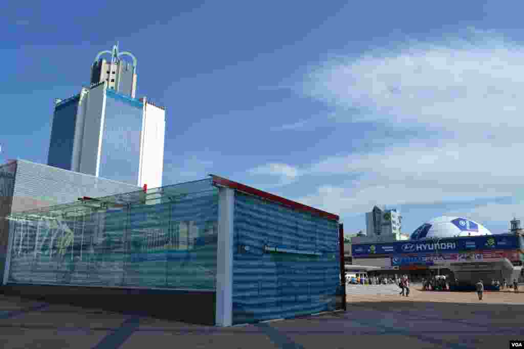 Площу перед НСК "Олімпійський" розчистили лише за декілька днів до першого матчу