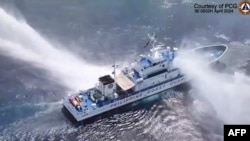 资料照片: 2024年4月30日菲律宾海岸警卫队照片显示,菲律宾海岸警卫队BRP Bagacay号船在中国控制的南海争议水域黄岩岛附近遭到中国海警船水炮攻击
