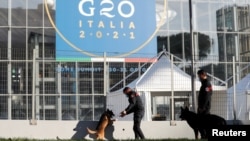 资料照片:罗马警方在20国集团峰会召开对场馆进行安全检查。(2021年10月27日)