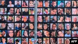 2023年11月25日,以色列和哈马斯极端分子临时停火进入第二天,耶路撒冷的一个巨大的展示牌上贴着被哈马斯抓走的以色列人质的图片。