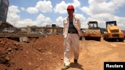 Quân đội Trung Quốc đã yêu cầu ngưng dự án được chính quyền thành phố Phòng Thành Cảng phê duyệt vào ngày thứ hai xây dựng công trình này hồi tháng Hai.