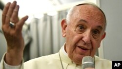 မြန်မာနဲ့ ဘင်္ဂလားဒေ့ရှ်နိုင်ငံ ခရီးစဉ်တွေကနေ ပြန်လာခဲ့တဲ့ ပုပ်ရဟန်းမင်းကြီး ဖရန့်စစ် လေယာဉ်ပေါ်က သတင်းစာရှင်းလင်း