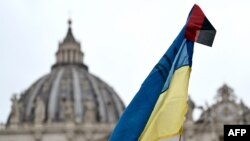 在教宗方济各在三钟经祷告期间对人群讲话时,在圣彼得广场见到的乌克兰旗帜。(2024年3月10日)