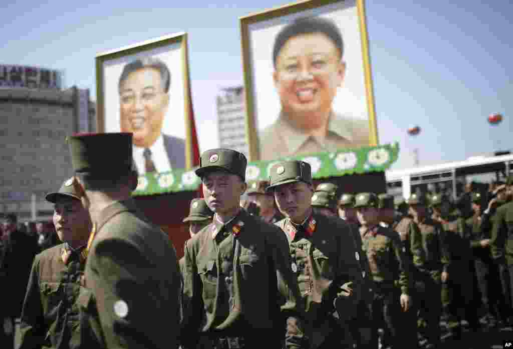 在阅兵的前两天，平壤街头的朝鲜军人和前领袖金日成、金正日画像（2017年4月13日）