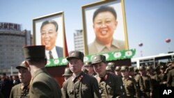 မြောက်ကိုရီးယားနိုင်ငံ တည်ထောင်သူ ခေါင်းဆောင်ကြီး Kim Il-sung ရဲ့ ၁၀၅ နှစ်မြောက်မွေးနေ့ အခမ်းအနားအတွက်ပြင်ဆင်နေကြစဉ်။ ( ဧပြီ ၁၃-၂၀၁၇)