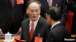 中国共产党第十九次全国代表大会闭幕式之后,王岐山离开会场,这是他最后一天担任中纪委书记和政治局常委(2017年10月24日)(路透社)