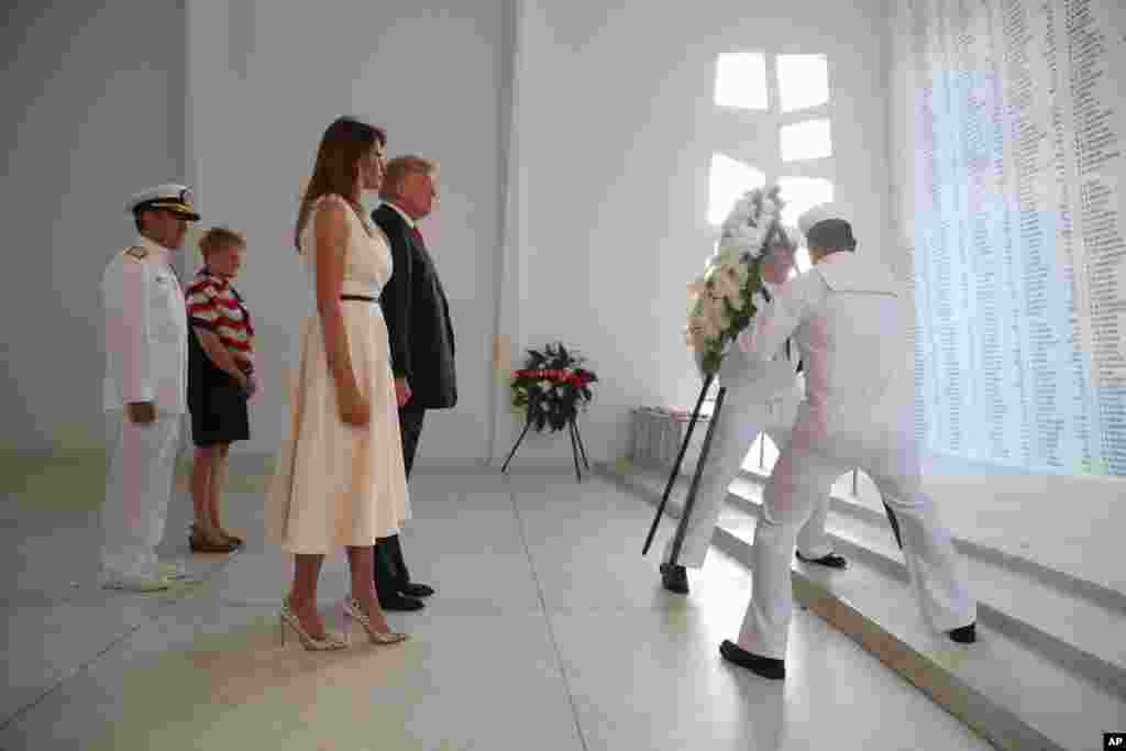 美国总统川普和第一夫人梅拉尼亚在珍珠港的美国海军亚利桑那号战舰纪念馆向当年日军偷袭珍珠港时阵亡的将士敬献花圈。 (2017年11月3日)。川普表示,以前从未有机会到访这里,此行令他十分感动。川普随后发表推文,表示感谢伟大的军方、退役军人及太平洋司令部,并强调要记住珍珠港的历史及亚利桑那号。他说这是他“永远不会忘记的一天”。