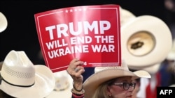 2024年共和党全国代表大会上,一名德州代表举着“特朗普将结束乌克兰战争”的标语。随着特朗普即将回归白宫,他许下迅速结束俄乌战争的承诺将受到检验。(法新社:2024年7月17日)