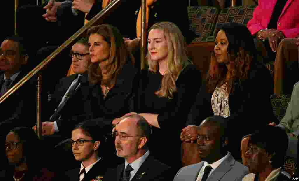 တက္ကဆက် တရားရုံးချုပ်က အရေးပေါ်သန္ဓေဖျက်ချခွင့်ငြင်းဆိုခံခဲ့ရသူ Maria Shriver (3L), Kate Cox (2R)