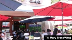 Người Mỹ gốc Việt tụ tập ở quán cà phê xem bóng đá tại Little Saigon
