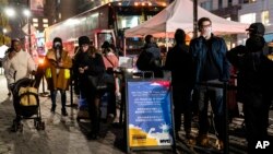 Cư dân chờ để được tiêm vaccine COVID-19 tăng cường tại Công viên Trung tâm ở Thành phố New ngày 2/12/2021.