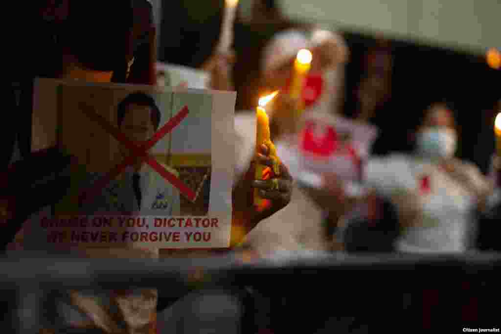 ထိုင်းနိုင်ငံရောက် မြန်မာရွှေ့ပြောင်းအလုပ်သမားတွေနဲ့ကျောင်းသားတွေ UNHCR ရှေ့မှာ ဆန္ဒပြကြပုံ။ (Photo by Jacob, Myanmar student)