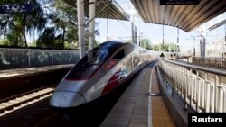 一列复兴号高铁列车驶离北京西站开往香港九龙车站。(2018年9月23日)