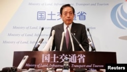 同中国民政部长李立国交谈的日本国土交通大臣太田昭宏,图为太田昭宏2013年在记者会上