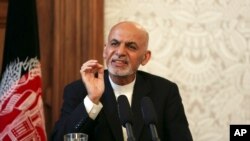 阿富汗总统加尼在喀布尔的一个记者会上讲话 （2015年5月10日）