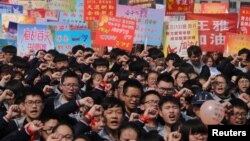 2018年3月12日,在中国河南省安阳市的一所高中,年度性全国“高考”之前,学生参加宣誓大会。