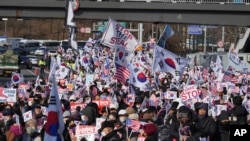 2025年1月3日,韩国被弹劾的总统尹锡烈的支持者在首尔总统官邸附近举行集会,反对法院签发拘捕尹锡悦的命令。