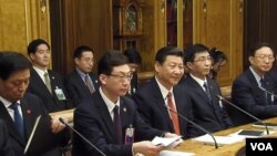 中共中央办公厅主任栗战书,翻译,习近平,王沪宁,杨洁篪(从左到右)2013年3月23日在俄罗斯国家杜马。(美国之音白桦拍摄)