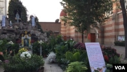 中国官方天主教会的天津圣若瑟主教座堂院内有关响应教宗方济各发起的法蒂玛圣母显现一百周年活动的通知。(2017年资料照)