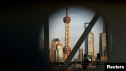 从上海一座桥上眺望浦东金融区。(2024年9月27日)