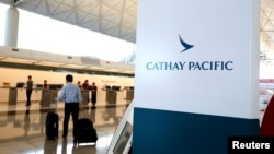 香港机场的国泰航空公司登记柜台(资料照)