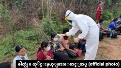 ဧပြီလ ၁၃ရက်နေ့က ကန်ချနဘူရီနယ်စပ်မှာဖမ်းမိတဲ့မြန်မာနိုင်ငံသားများ( ဓါတ်ပုံ ။ ထိုင်းနယ်ခြားစောင့်တပ်)