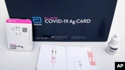 美国雅培公司2020年8月提供的图像展示该公司的BinaxNOW鼻拭子新冠病毒快速检测试剂盒。