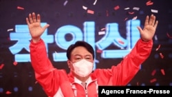资料照:2021年11月5日,来自韩国主要发对党国民力量党的前检察总长尹锡悦在被选为该党的候选人后在首尔向人群挥手(法新社)。