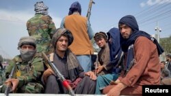 资料照片:塔利班人员在美军撤离阿富汗的一天后在喀布尔国际机场入口处巡逻。(2021年8月31日)