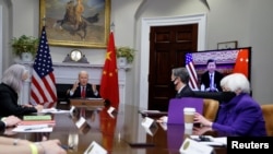 美国财长耶伦(右一)列席总统拜登与中国国家主席习近平的视讯对话。(路透社2021年11月15日)