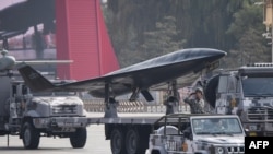 中国军队在北京天安门广场举行阅兵式时展示的军用无人机。(2019年10月1日)