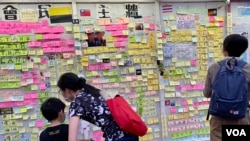 有50年历史的香港中文大学学生会10月7日发声明宣布解散,成为《港区国安法》实施超过一年以来,首个宣布解散的大学学生会。图为2020年11月,中大学生会贴满留言贴的民主墙 (美国之音/汤惠芸)