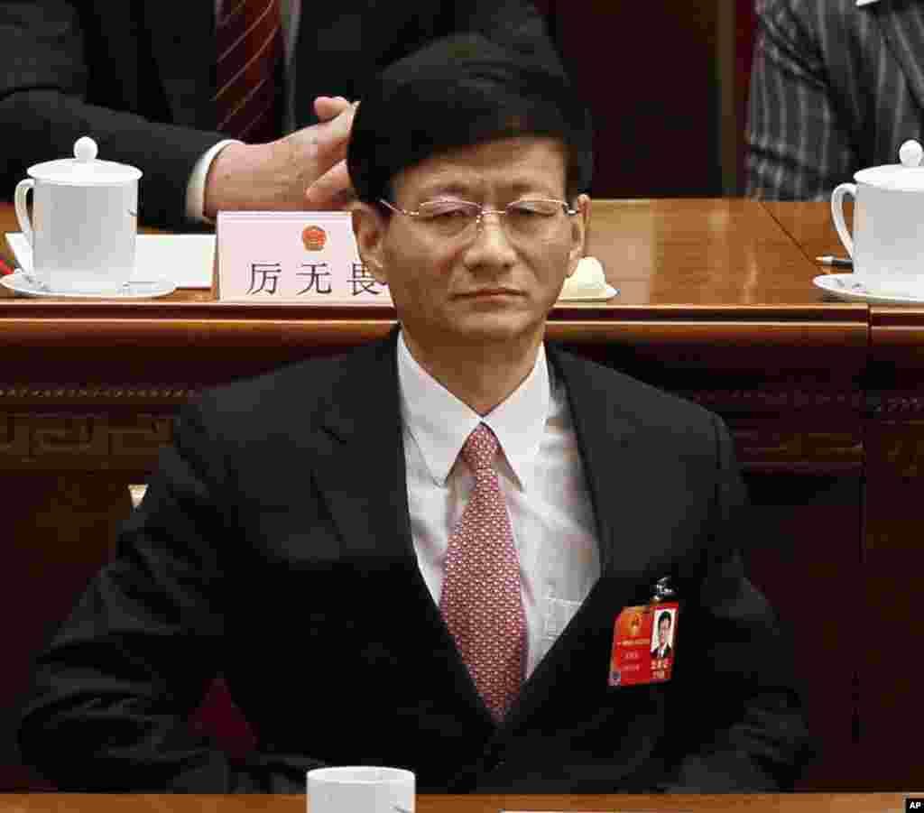 2012年3月14日中国公安部长孟建柱参加人大会议闭幕式。中共十八大后,他成为中共政法委书记。8月31日美联社报道,两名了解郭文贵被调查情况的中国官员对美联社说,中国警方正在寻求国际刑警组织再度对他发出缉拿通知,因为他涉嫌性侵一个前助理。美联社说:“中国官员将这样的材料透露给美联社凸显出北京急于通过刑事指控制服这个外逃的富商,而且也力图要他这个麻烦人物在中共召开全国代表大会之前闭嘴。在这段时间,中共当局的头号目标是维持政治稳定,压制对中共总书记、国家主席习近平的任何挑战。”8月30日,中国海航集团也在纽约起诉郭文贵,索赔三亿美元。