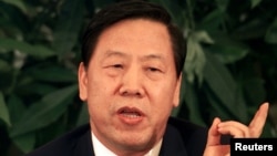 中国前央行行长戴相龙 (2002年3月资料照片)