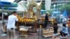 泰国曼谷四面佛8.17恐怖爆炸事件发生后，前来进香许愿的民众仍然络绎不绝，中国游客也在其中。（美国之音朱诺拍摄） 