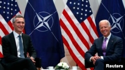 资料照:时任美国副总统的拜登在慕尼黑安全会议上与北约秘书长斯托尔滕贝格举行会晤(路透社2015年2月7日)