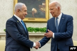 2024 年 7 月 25 日,美国总统乔·拜登 (Joe Biden) 在华盛顿特区白宫椭圆形办公室举行的会议上与以色列总理本雅明·内塔尼亚胡(Benjamin Netanyahu)握手。