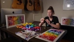 စွန့်ပစ် ပလတ်စတစ်တွေနဲ့ အနုပညာလက်ရာတချို့ ဖန်တီးသူ စွန့်ပစ် ပလတ်စတစ်တွေနဲ့ အနုပညာလက်ရာတချို့ ဖန်တီးသူ